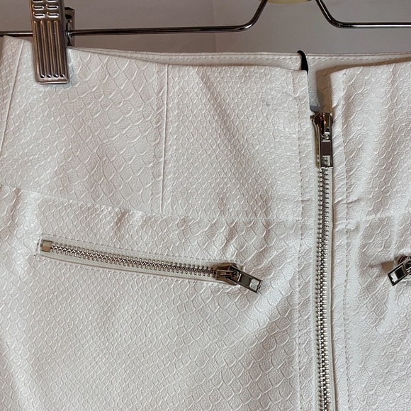 White high-waisted leather snakeskin shorts - Picture 2 of 4